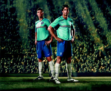 荷兰足球队08新款客场队服 采用皇室传统使用