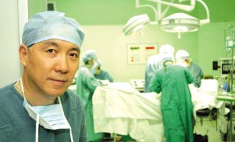 像很多有成就的名人一样，“丁义涛”这三个字后面也可以加上很长很长的定语。十几年前他取得了美国的行医执照，却选择了到国内发展，于是，“丁义涛”这三个字后面的定语不停地演变，如今，他是国际肝胆胰协会会员、中华医学会器官移植学会常务会员、中华医学会外科学会肝外科学组委员、中国抗癌协会肝癌专业委员会委员以及南京大学肝病研究所所长等。