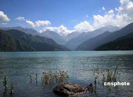 2007年7月26日，来自四面八方的旅游客人畅游在新疆天池秀美风光中。 中新社发 马蕙萍 摄