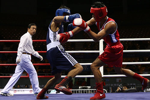 图文国际拳击赛57kg红方击中蓝方拳手腹部