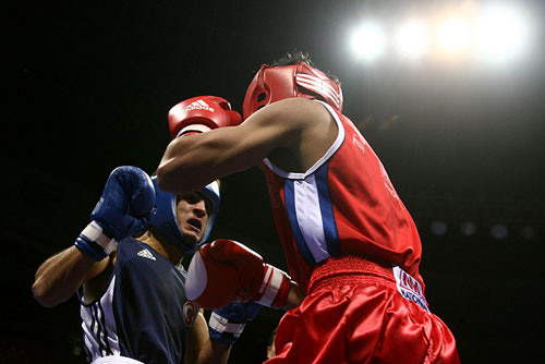 图文:国际拳击赛57kg 红方左右重拳连击占上风