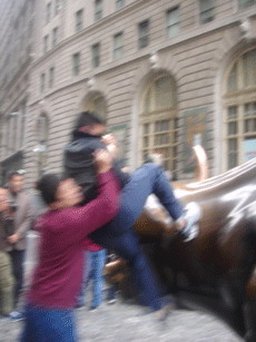 [贴图] b 丢脸啊!中国游客竟然在华尔街骑牛