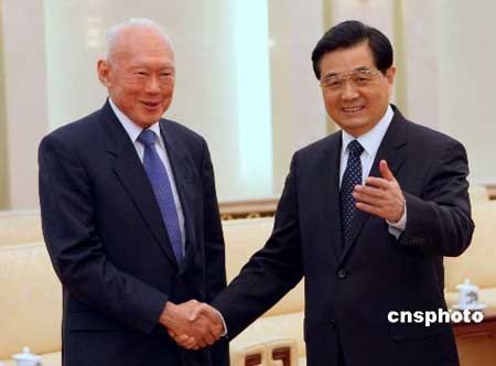 十一月十六日，中国国家主席胡锦涛在北京人民大会堂会见来访的新加坡内阁资政李光耀。 中新社发 任海霞 摄