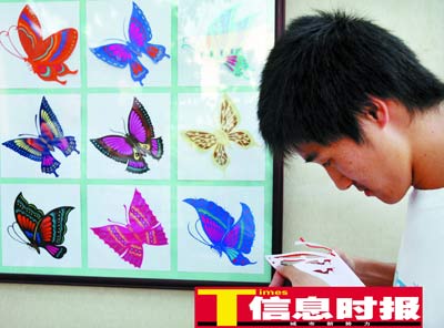 民间剪纸艺人教大学生剪纸(组图)