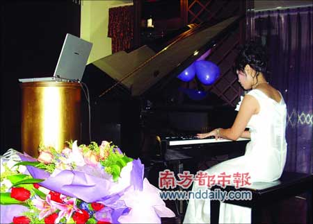 可心现场展示才艺,弹奏钢琴曲《致爱丽丝》,赢得现场男士阵阵掌声。