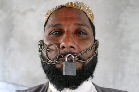 11月19日,巴基斯坦一名电视新闻记者用铁链锁住自己嘴巴,抗议紧急状态