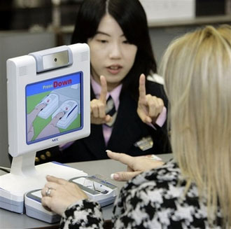 图:日本开始对入境外国人拍照并采集指纹