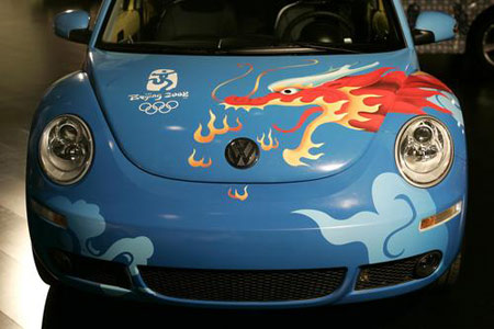 图文：大众奥运艺术车亮相车展 中国龙飞上车身