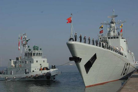 2007年11月21日上午，广东湛江，出记日本的“深圳”号导弹驱逐舰离开湛江码头。 图片来源：CFP