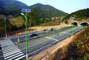 浙江 生态公路建成 太阳能路灯