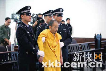 黄文义在两名法警的扶持下听完了宣判.刘晓哲/摄