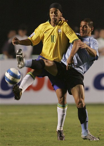 图文:世预赛巴西VS乌拉圭 小罗状态平平