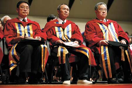 11月12日，香港浸会大学授予侯孝贤(中)等人荣誉博士学位 图 大食