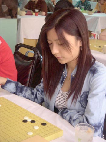 图文:围棋美女毛昱衡写真 纹坪之上难掩魅力