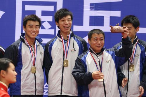 图文:[乒乓球]男团八一夺冠 王涛在冠军领奖台