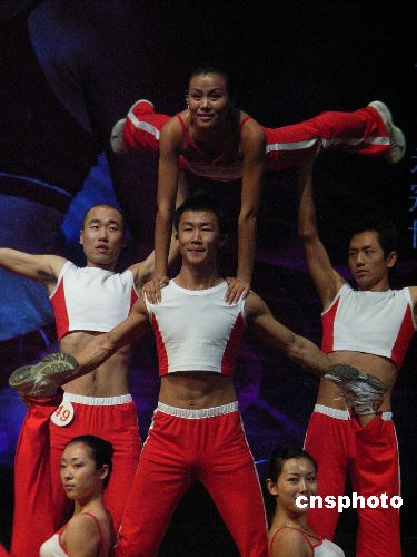 图文:2007健美小姐大赛 选手健美操展示