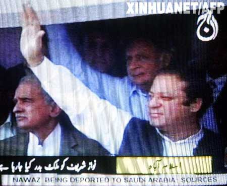 资料图片：2007年9月10日，巴基斯坦前总理纳瓦兹·谢里夫（右）在抵达伊斯兰堡国际机场后走出机舱并向外挥手致意（电视照片）。今年8月23日，巴最高法院作出裁定，允许谢里夫回国并参加巴议会选举。谢里夫曾于20世纪90年代两度出任巴基斯坦总理，1999年10月12日在巴现任总统穆沙拉夫发动的军事政变中被捕，自2000年开始流亡海外。新华社/法新