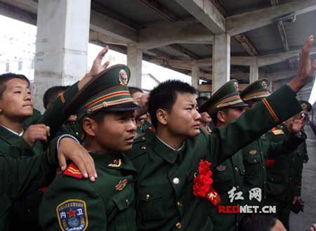 湖南今年首批武警退伍老兵告别部队返乡(组图