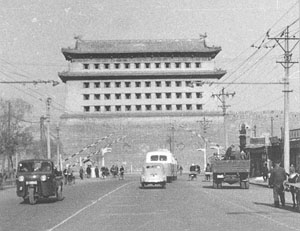 照片拍摄于1961年,拍摄的位置是在西直门门楼上,从照片上可以看到