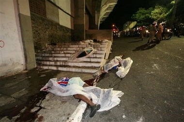 巴西一足球场看台坍塌 8名球迷死亡(组图)-搜狐新闻