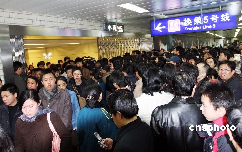 北京地铁5号线技术故障引发人群拥堵(组图)