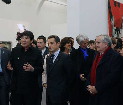 萨科齐（前排左二）日前来到北京798艺术区，在策展人费大为（前排左一）的陪同下参观尤伦斯当代艺术中心。奇奇图