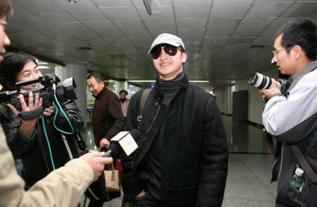 图文：田亮飞抵西安准备婚礼 接受记者采访