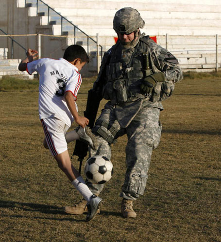 美国大兵伊拉克扛枪踢足球(组图)