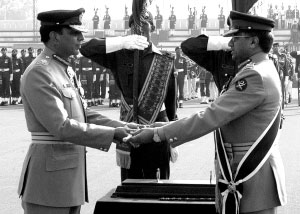 28日，穆沙拉夫把象征巴陆军最高指挥权的权杖移交给基亚尼（左）。