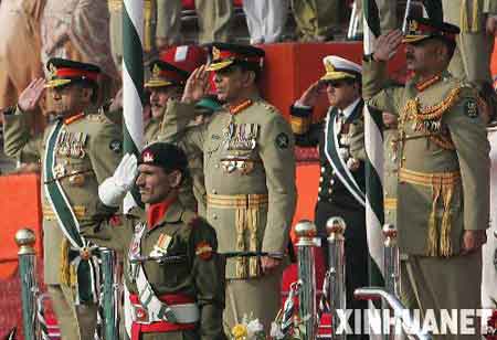 11月28日，在巴基斯坦拉瓦尔品第举行的交接仪式上，巴基斯坦总统、陆军参谋长穆沙拉夫（左一）与继任陆军参谋长基亚尼（中排左二）出席交接仪式。当天，穆沙拉夫向基亚尼移交军队指挥权。新华社记者李敬臣 摄