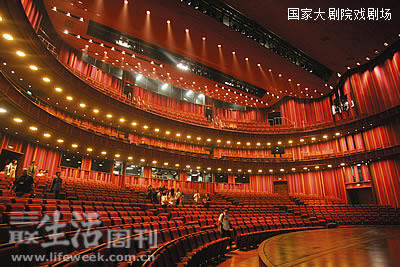 它是个跨世纪工程,1999年7月,安德鲁的方案获选为国家大剧院的建设