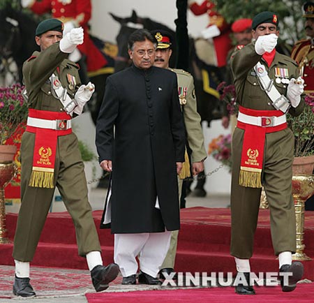 11月29日，穆沙拉夫宣誓就任新一届巴基斯坦总统后检阅仪仗队。