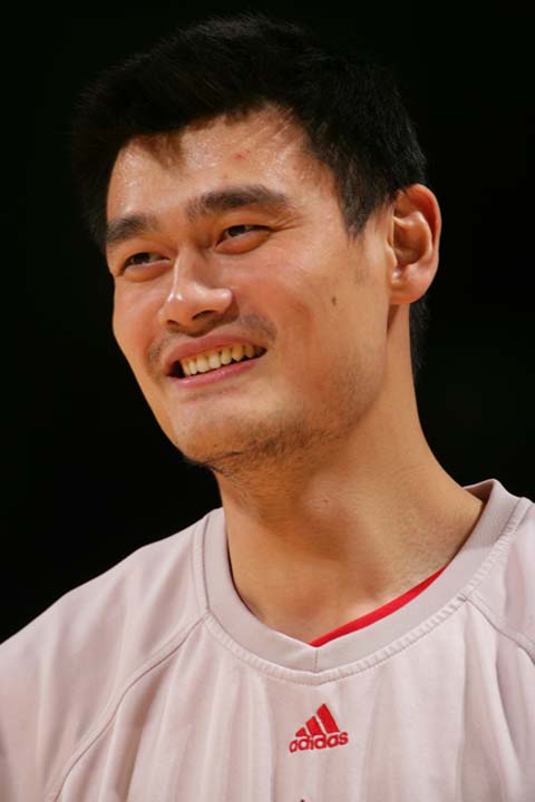 图文:[nba]火箭vs勇士 姚明微笑应对