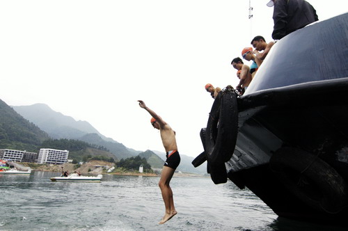 图文：奥运舵手总决赛20进4 铁人三项游泳比赛
