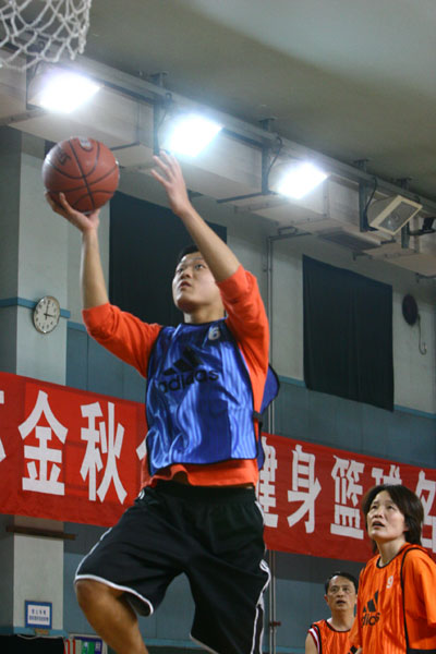 图文:奥组委篮球队参加海淀篮球赛 上篮