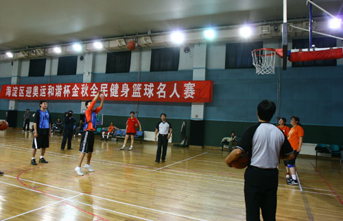 图文:奥组委篮球队参加海淀篮球赛 罚球比赛