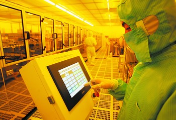 优越的投资环境，吸引了众多高科技公司入驻长沙高新技术产业开发区麓谷创业。图为湖南普照信息材料有限公司车间一角。 
