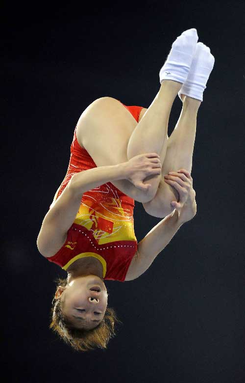 何雯娜在蹦床国际邀请赛女子决赛中获第三名