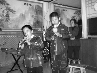 蒋富军(左)和施文杰在演奏