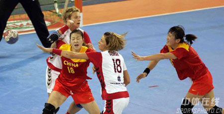 图文：女子手球中国不敌波兰 双方队员激烈拼抢