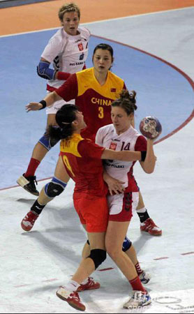 图文：女子手球中国不敌波兰 波兰队员进攻受阻