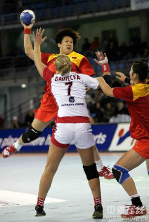 图文：女子手球中国不敌波兰 中国队王莎莎攻门