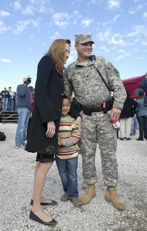 茱丽和儿子与国民兵友好拍照