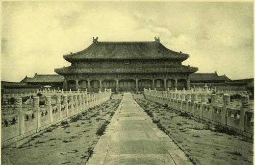 1900-1903年的北京紫禁城及消失的街景; 乾清宫:紫禁城内廷正殿,是