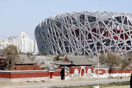 鸟巢"与附近的中国古代建筑相映成趣,宏伟的国家体育场和明代的娘娘庙