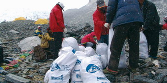 利环保志愿者清理从珠峰捡回的垃圾