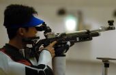 图文：亚洲射击锦标赛 中国选手刘天佑在比赛中