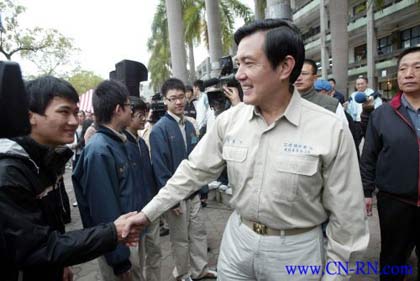 台北建国中学八日举行校庆，国民党2008参选人马英九也穿着制服出席，向学弟们致意。(台湾“中央社”图片)