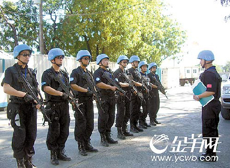 中国维和警察在太阳城:一身装备25公斤(组图)