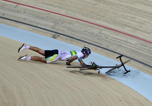 图文:自行车世界杯出现事故 澳大利亚选手摔倒